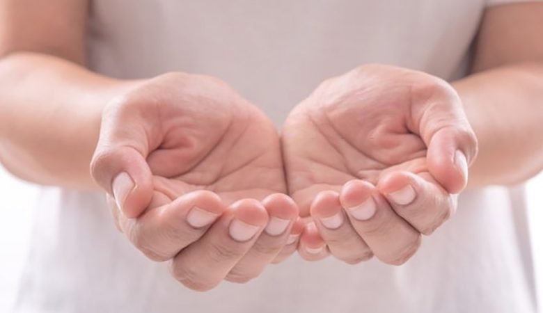 دلیل عرق کردن کف دست