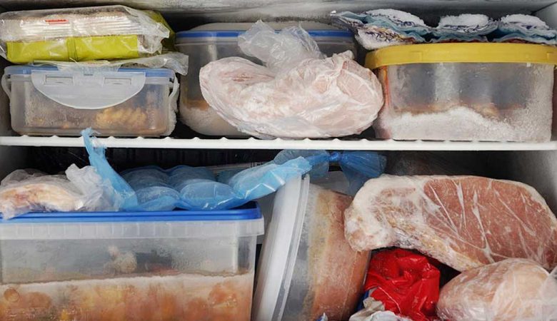 خنک نگه داشتن خوراکی ها در زمان قطع برق یکی از معضلات فکری خانم هاست. اما نگران نباشید چرا که با راه حل هایی که در این مقاله ذکر کرده ایم؛ به راحتی می توانید برای مدت طولانی مواد