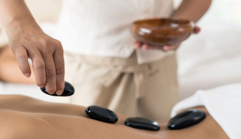 فواید ماساژ با سنگ های داغ