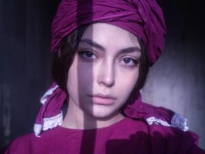 چهره طبیعی ستایش دهقان در سریال شکارگاه با آرایش سبک و گریم مینیمال